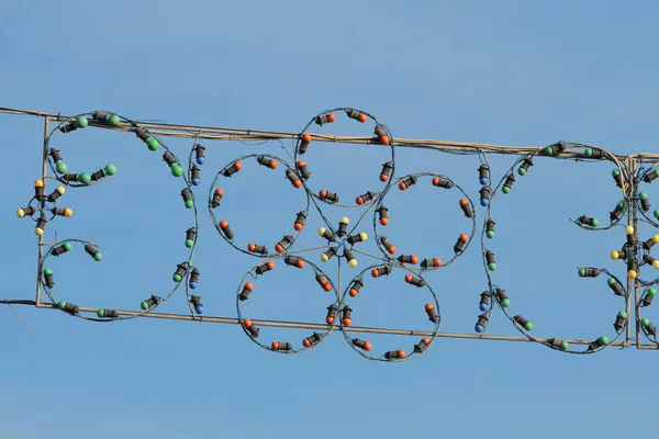 Dekoration Girlande Mit Glühbirnen Gegen Den Himmel — Stockfoto