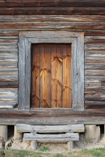 Stary Drewniany Dom Wiejskim Otoczeniu — Zdjęcie stockowe