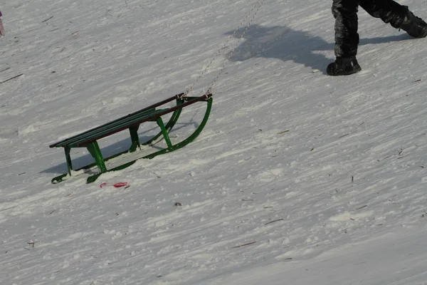 Niño Tirando Del Trineo Colina Nevada — Foto de Stock