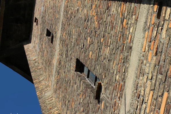 Wieża Kamienna Ściana Wąskimi Oknami — Zdjęcie stockowe