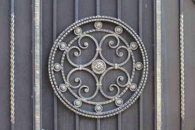 Dövme desenli metal geçit, yakın çekim