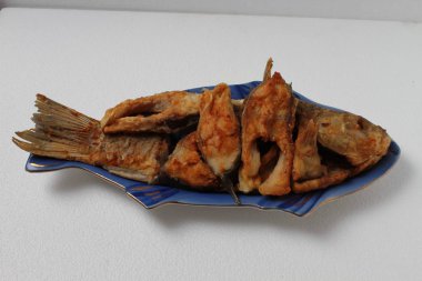 Plaka üzerinde kızarmış sazan, yakın çekim 