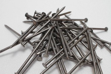 Beyaz arka plan üzerinde çivi yığın yakın çekim