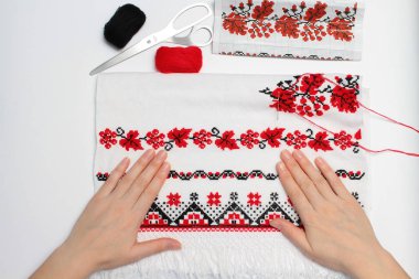 Etnik desen nakış kadın yakın çekim