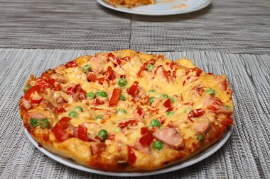 Lezzetli taze pizza plaka üzerinde Kapat