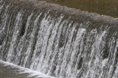 Gün ışığı, küçük yapay şelale manzarası