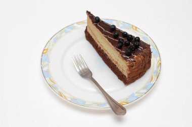 Beyaz arka plan üzerinde çilek ile çikolatalı kek parçası