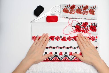 Etnik desen nakış kadın yakın çekim