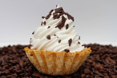 Kek kahvenin üzerinde yakın çekim