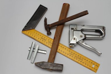 Beyaz arka plan üzerinde araçları sabitleme bir yakın çekim