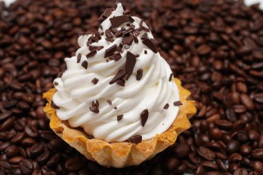 Kek kahvenin üzerinde yakın çekim