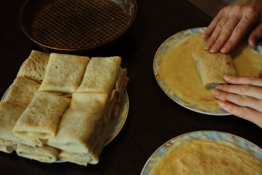 Tatlı krep pişirme kadın yakın çekim