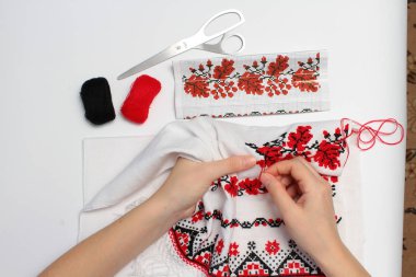 Etnik desen nakış kadın yakın çekim