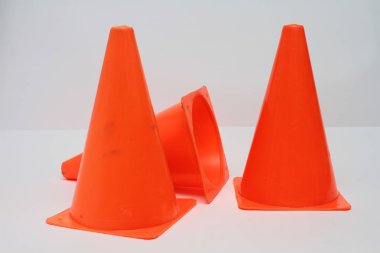 Beyaz arka planda turuncu trafik konileri, yakın çekim