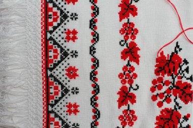 Geleneksel Ukrayna desen ile kırmızı ve siyah iplik kumaş üzerine 