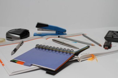 Beyaz arka plan üzerinde bilgisayar klavye ile farklı ileti örneği