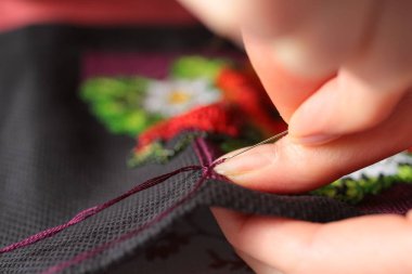 Boncuk ile işletmede kadının yakın çekim