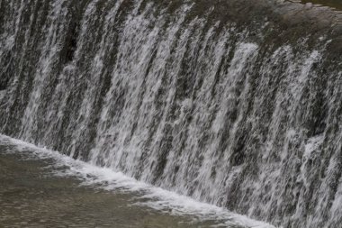 Gün ışığı, küçük yapay şelale manzarası
