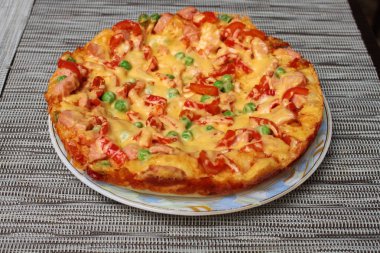 Lezzetli taze pizza plaka üzerinde Kapat