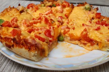 Lezzetli taze pizza plaka üzerinde Kapat