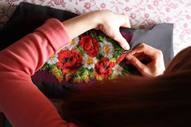 Boncuk ile işletmede kadının yakın çekim