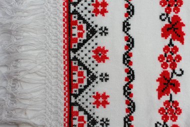 Geleneksel Ukrayna desen ile kırmızı ve siyah iplik kumaş üzerine 