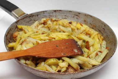 Beyaz arka plan üzerinde kızarmış patates ile kızartma tavası