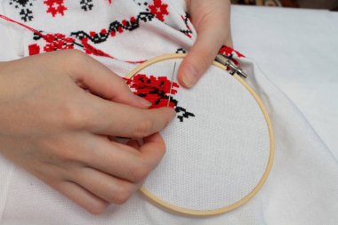 Etnik desen nakış kadın yakın çekim