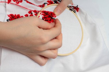 Etnik desen nakış kadın yakın çekim