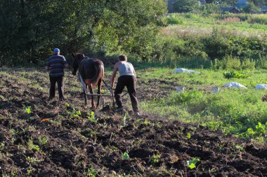 ATI yere çiftçilik ile iki adam 