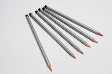 Beyaz arka planda gri kalemler yakın çekim