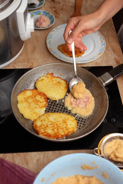 Gros Plan Sur Les Crêpes Cuisine Femme — Photo