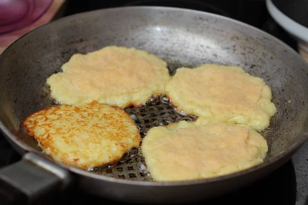 Tutup Pancake Dalam Penggorengan — Stok Foto