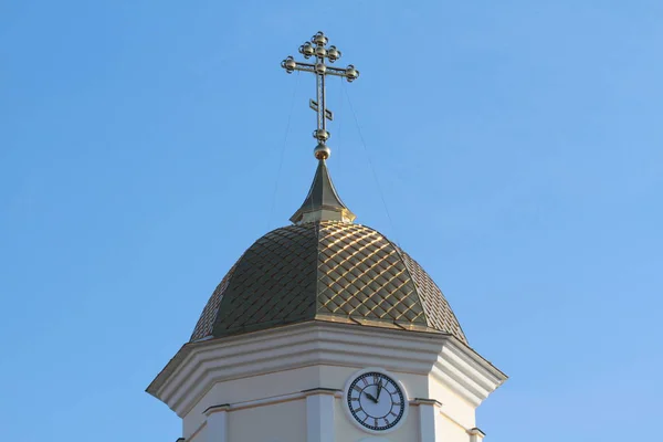 Saati Ile Ortodoks Kilisesi Kuleye Bakış — Stok fotoğraf