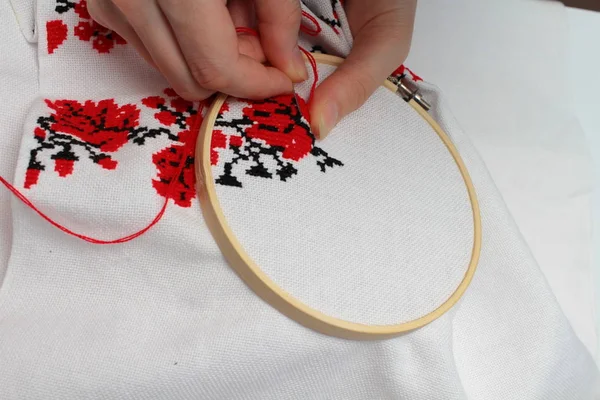Close Woman Embroidering Ethnic Pattern — Stock Photo, Image