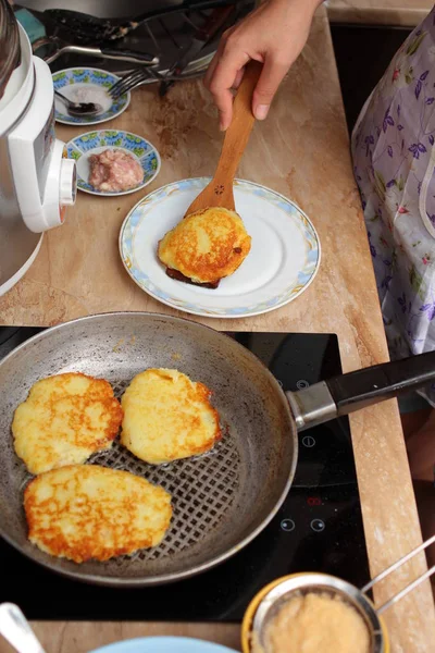 Närbild Kvinnan Matlagning Pannkakor — Stockfoto
