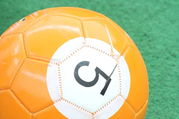 Primer Plano Pelota Fútbol Color Sobre Fondo Verde — Foto de Stock