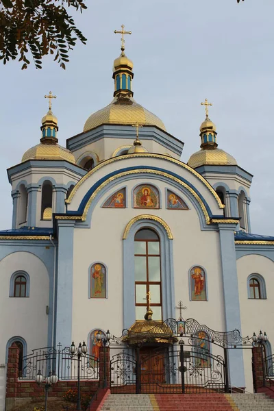 Eski manastır cephe, gün ışığından yararlanma görüntülemek