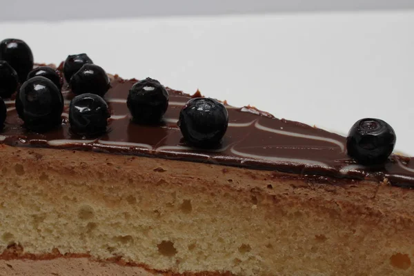 白い背景の上の果実とチョコレートのケーキ — ストック写真