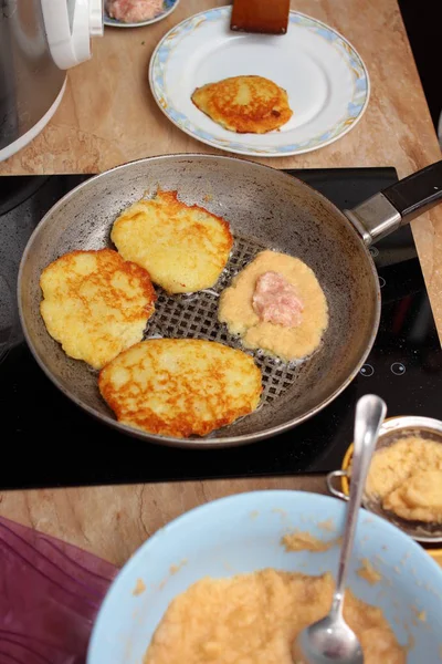 Gros Plan Des Crêpes Dans Poêle — Photo