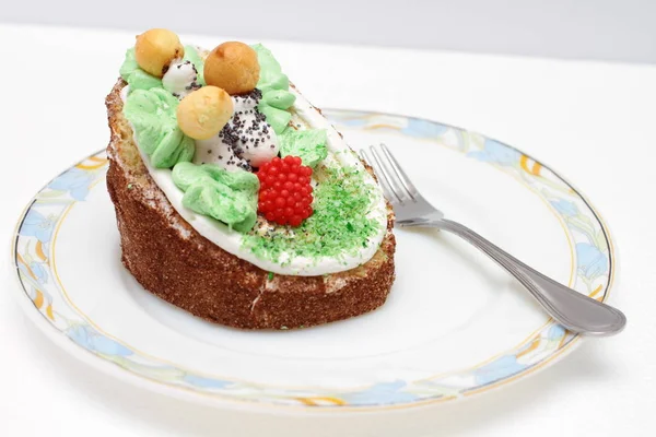 フォークを皿の上にケーキのクローズ アップ — ストック写真