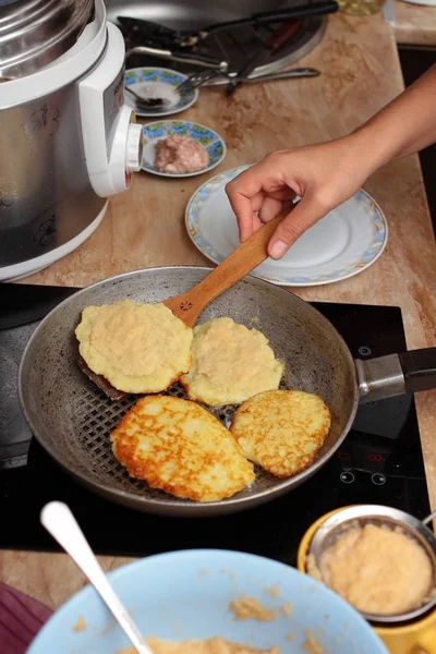 Close Panquecas Mulher Cozinhar — Fotografia de Stock