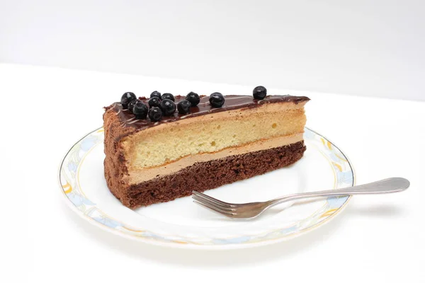 Stück Schokoladenkuchen Mit Beeren Auf Weißem Hintergrund — Stockfoto
