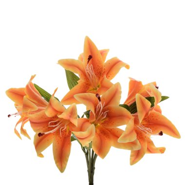 Beyaz arkaplanda yaprakları olan yapay zambak çiçeği buketi  