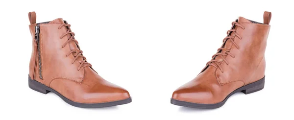 Klasik kadın deri ayak bileği çizmeler booties ayakkabı çifti. İki izole.