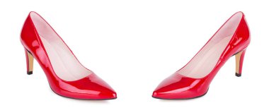 Klasik kadın günlük kırmızı yakut kırmızı deri ayakkabı çifti. İki izole.