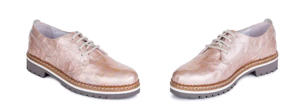 一双古典日常妇女米色皮革绒面革牛津靴子鞋。两个孤立的. — 图库照片