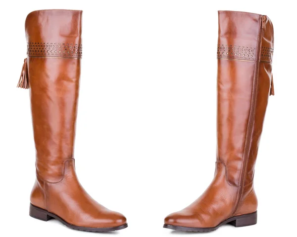 Clásico marrón rojo amarillo arenoso brillante cuero de rodilla alta zapatos de tacón plano botas femeninas. Dos aislados —  Fotos de Stock