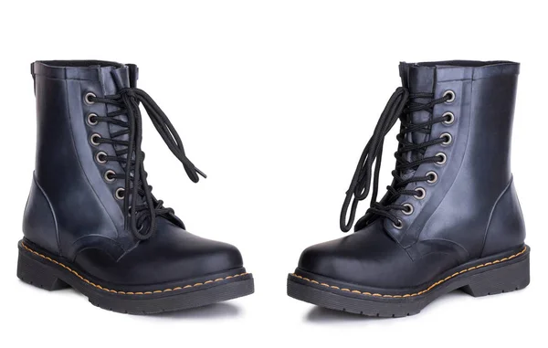 Une paire de nouvelles chaussures en cuir noir poli brillant dr. Marten boots. Deux isolés — Photo