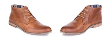 Klasik kahverengi kırmızı bağcıklı sonbahar adam deri ayak bileği çizmeler ayakkabı çifti. İki izole.